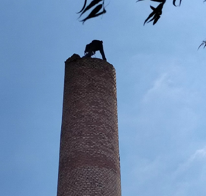 新鄉(xiāng)廢棄煙囪拆除方法-水泥煙囪拆除技巧步驟