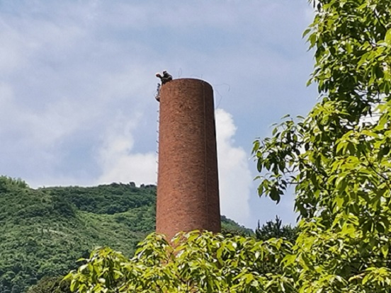長(zhǎng)沙煙囪拆除公司:安全環(huán)保,讓您省時(shí)省力又省心