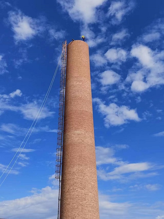 煙囪拆除：人工拆除安全與環(huán)保雙贏的綠色發(fā)展之路